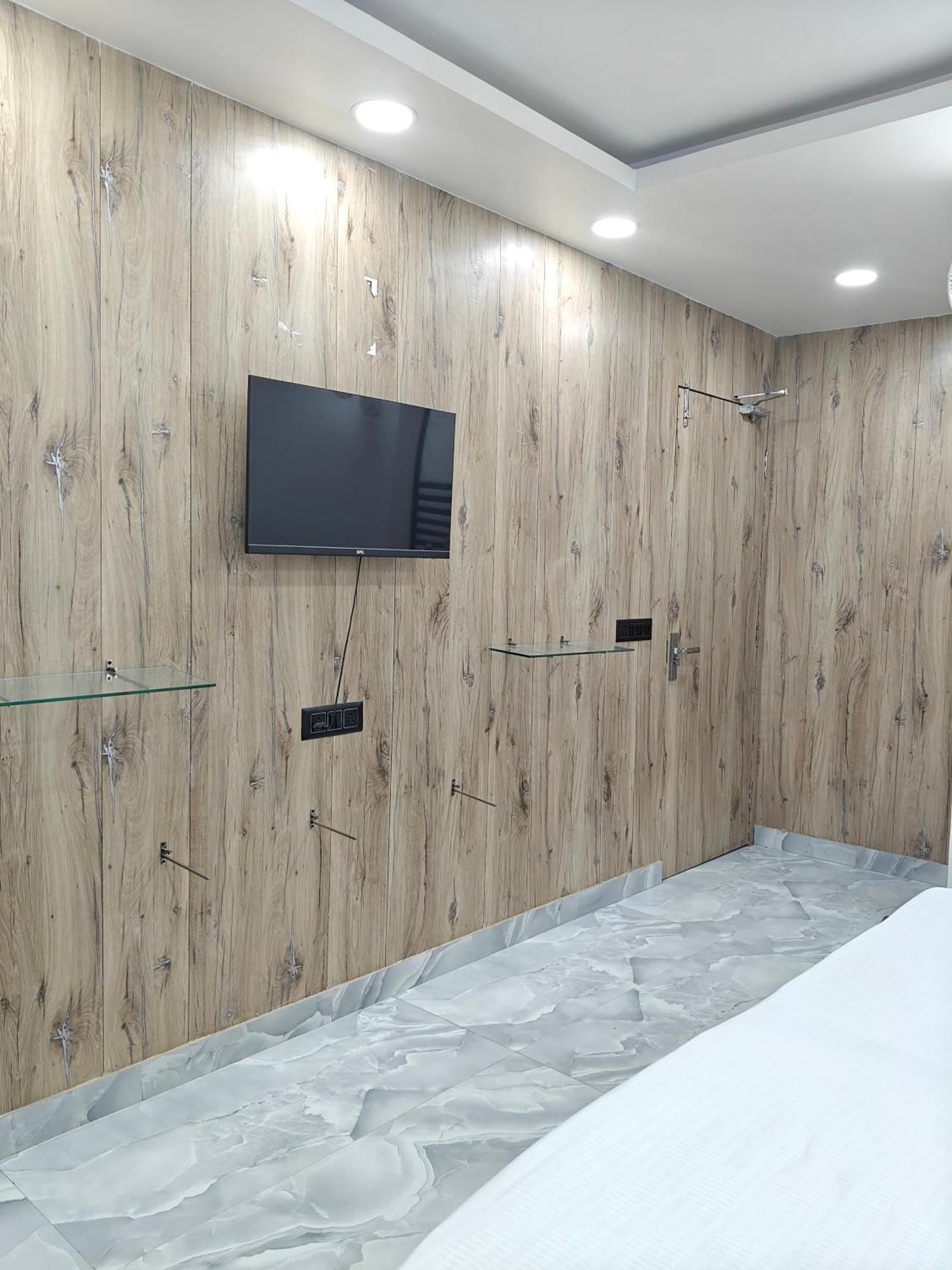 Hotel Love Inn Lucknow Zewnętrze zdjęcie